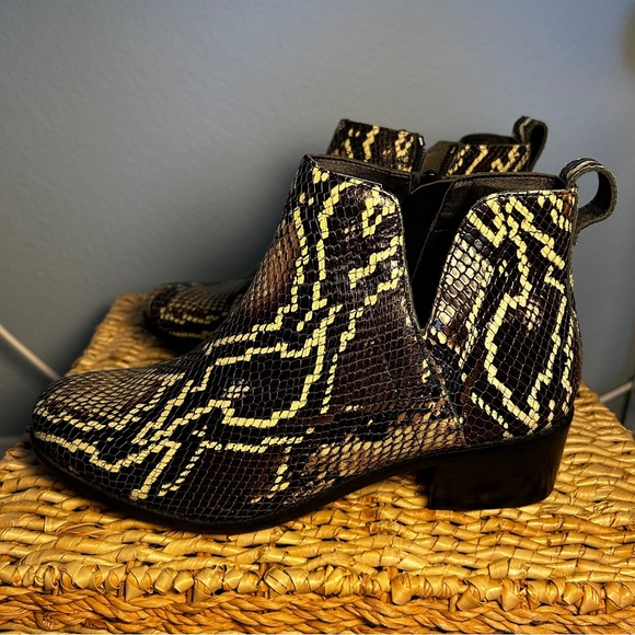 VIONIC Natural Snake Print Leather Clara Boa Ankle Booties 8.5 - Picture 9 of 9